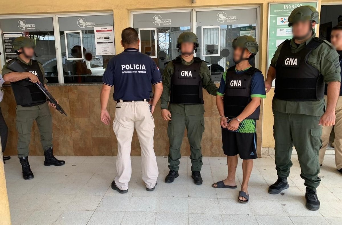 El autor del disparo en Ituzaing&oacute; a punto de cruzar por Migraciones.