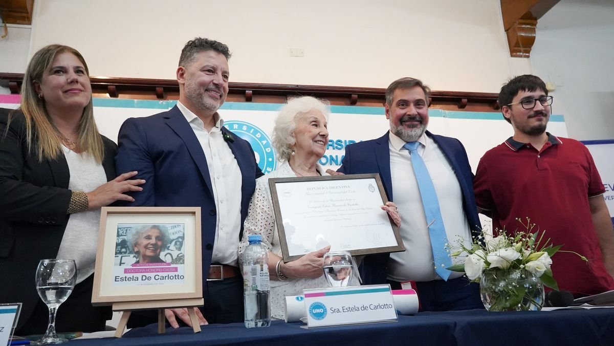 El diploma que recibi&oacute; Estela de Carlotto en la UNO.
