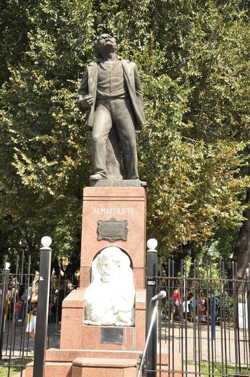La estatua de Almafuerte en San Justo.
