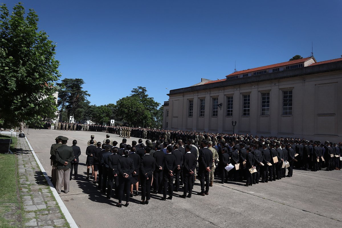 Vestidos de negro, los m&aacute;s de 600 nuevos cadetes del Colegio Militar de El Palomar.