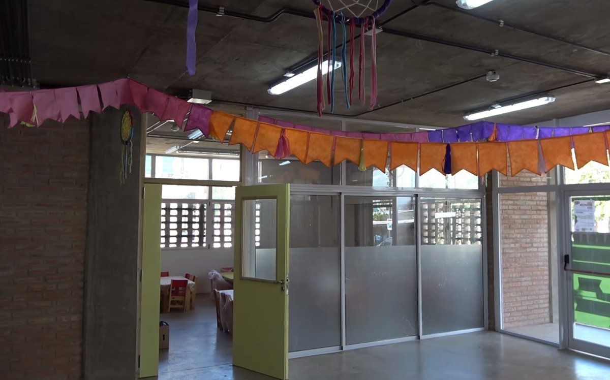 La entrada a la nueva escuela de Ciudad Evita.