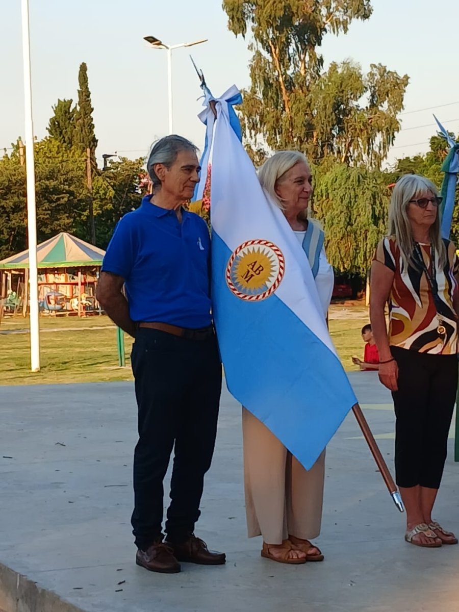 Ezequiel Pavese y Cristina Diehl, los art&iacute;fices de la bandera de la Asociaci&oacute;n Belgraniana de Mor&oacute;n.