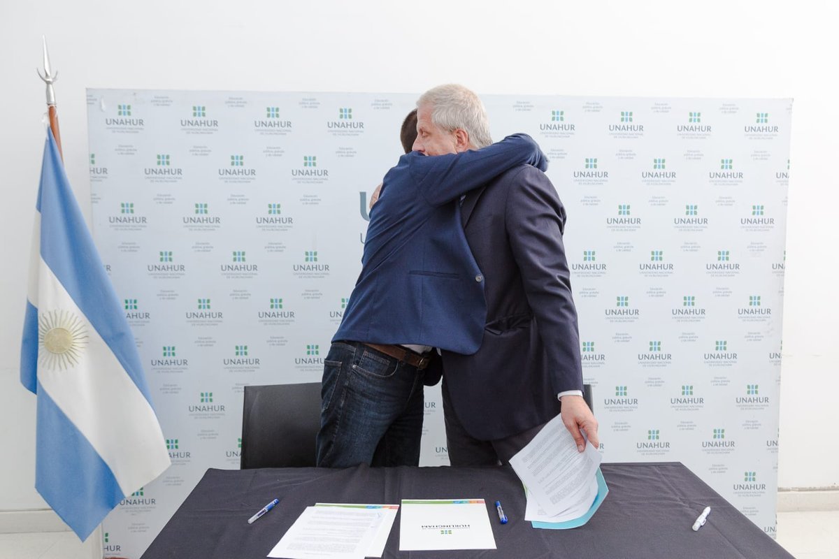 Selci y Perczyk tras firmar el acuerdo entre la UNAHUR y el Municipio.