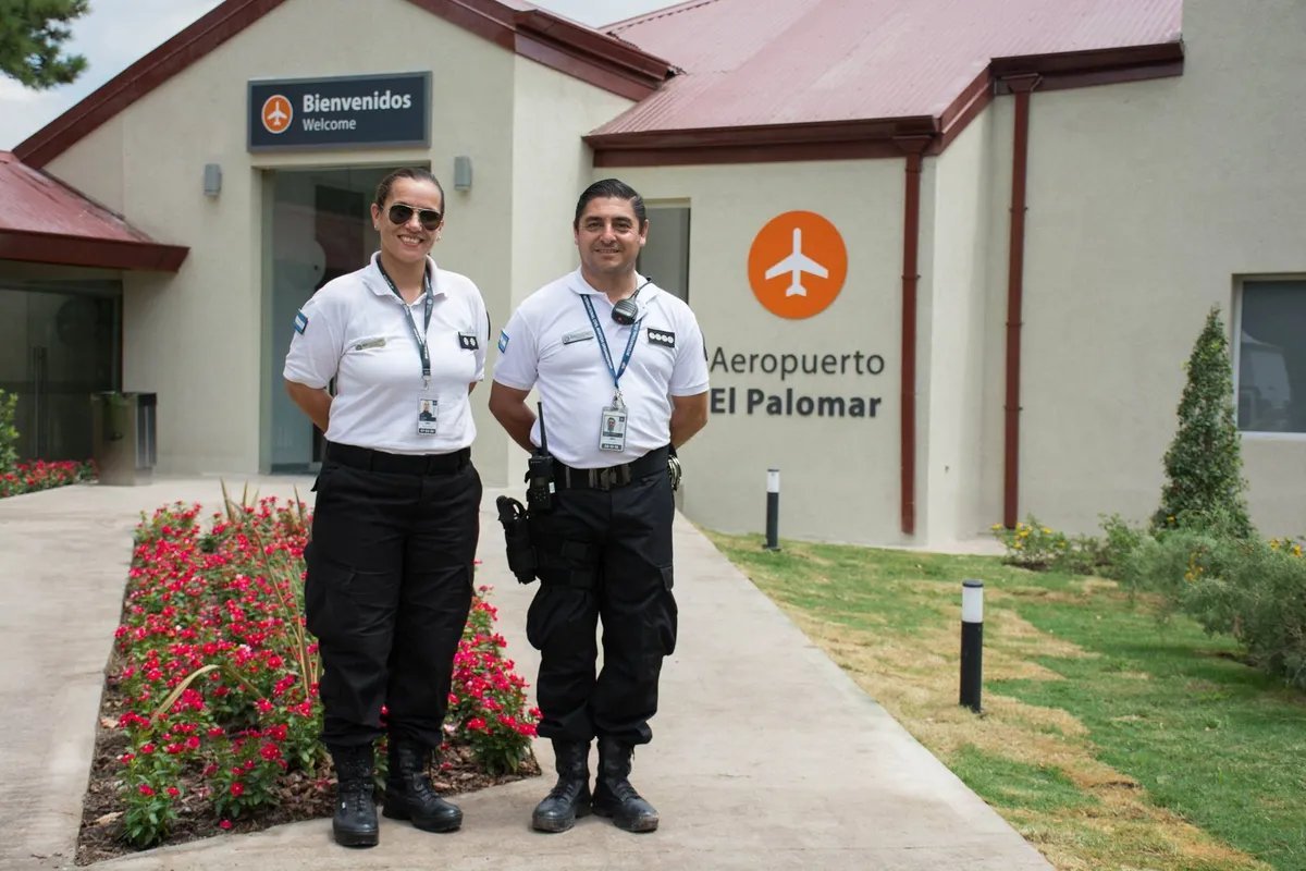 Oficiales de la PSA en el Aeropuerto de El Palomar.