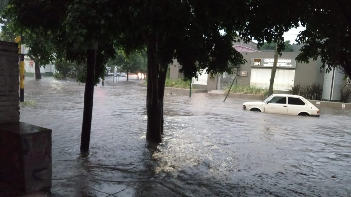 Una de las tantas avenidas del Oeste inundadas.