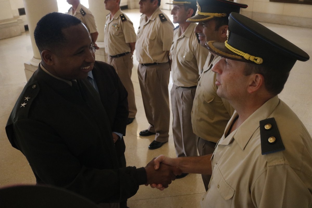 El comandante estadounidense en el Colegio Militar de El Palomar.