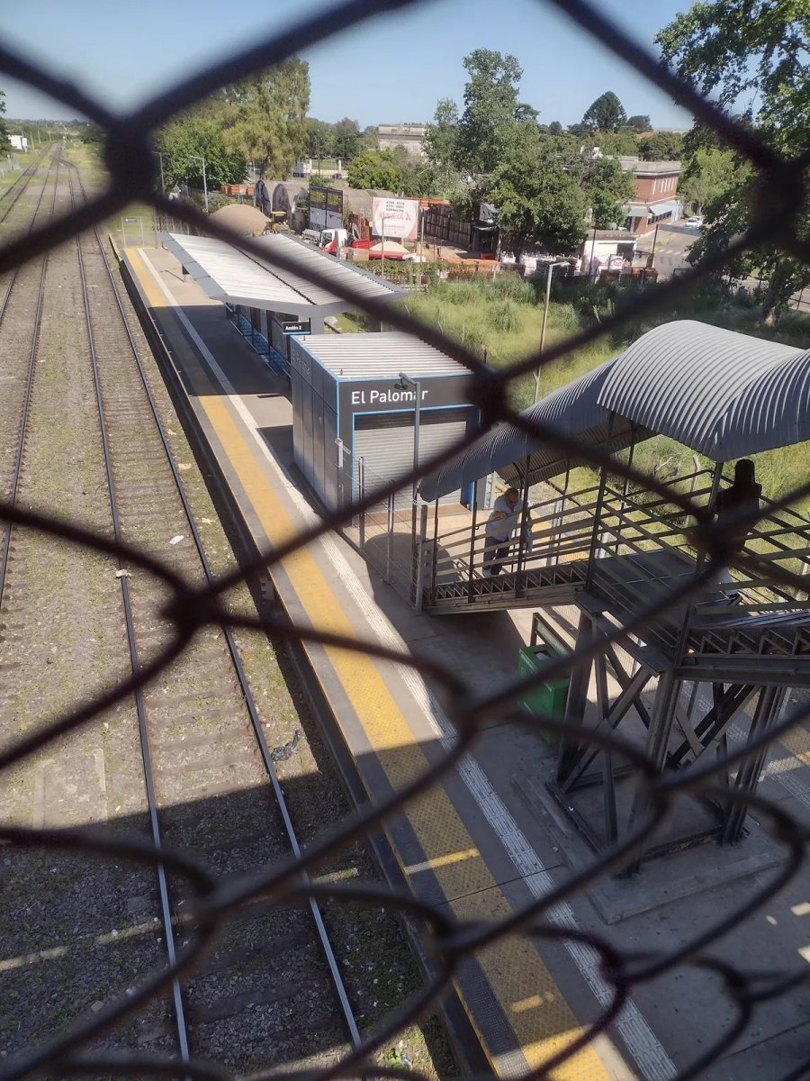 Un hombre mayo con bast&oacute;n usando la escalera de la estaci&oacute;n El Palomar por la rotura del ascensor.