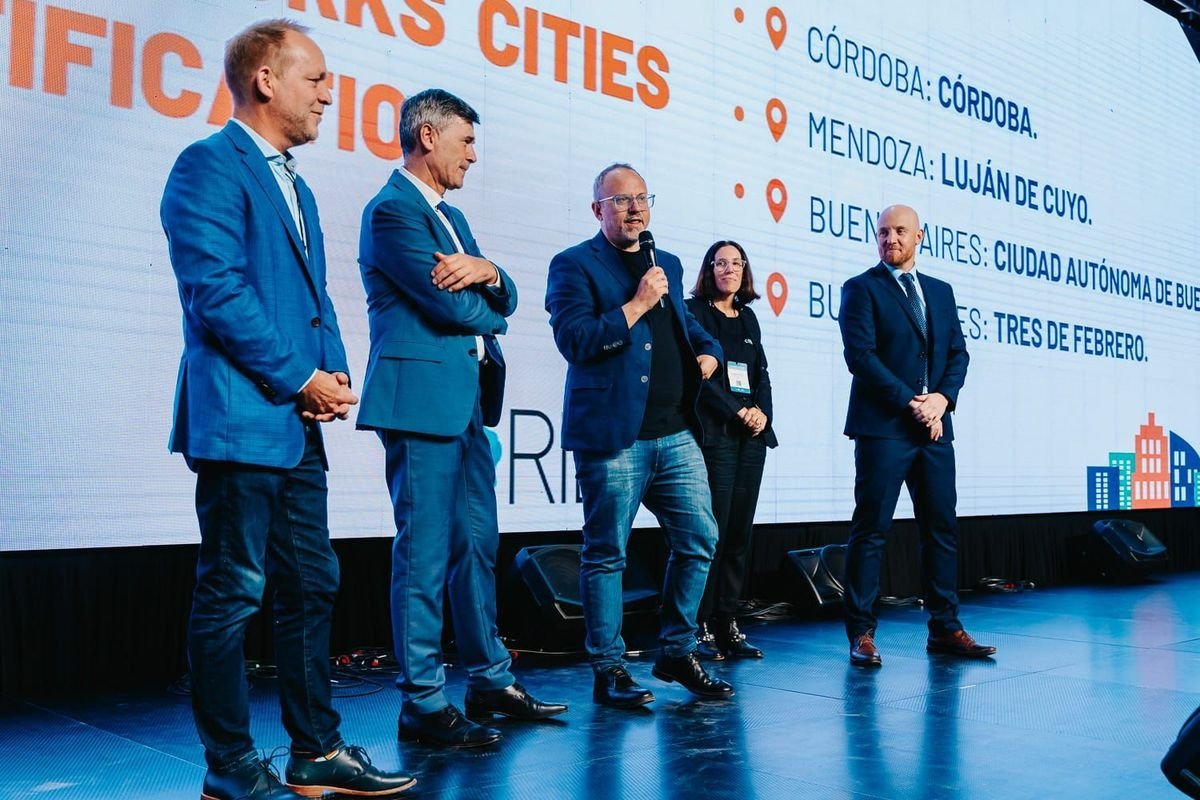 El intendente de Tres de Febrero, Diego Valenzuela, recibi&oacute; un reconocimiento a su gesti&oacute;n en C&oacute;rdoba.