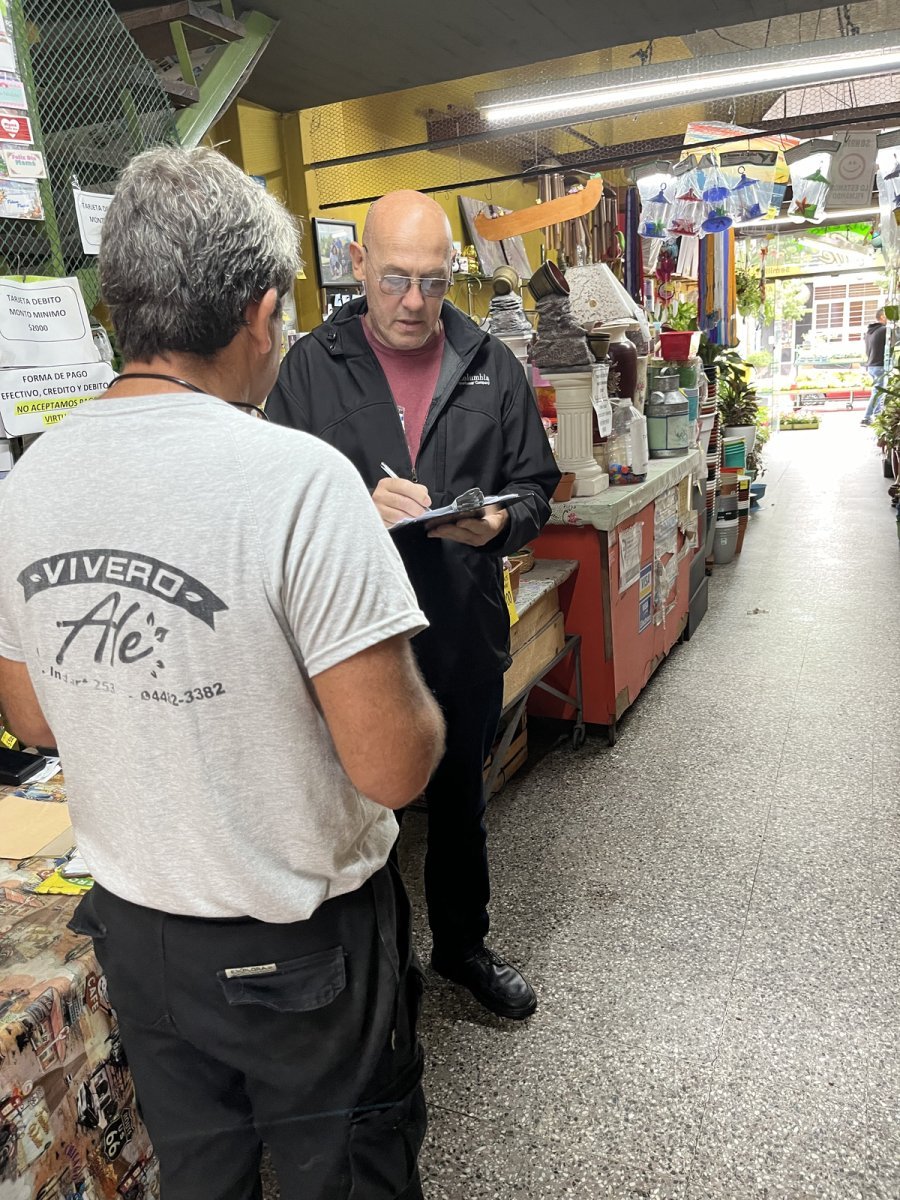 El due&ntilde;o de un vivero de San Justo siendo encuestado.