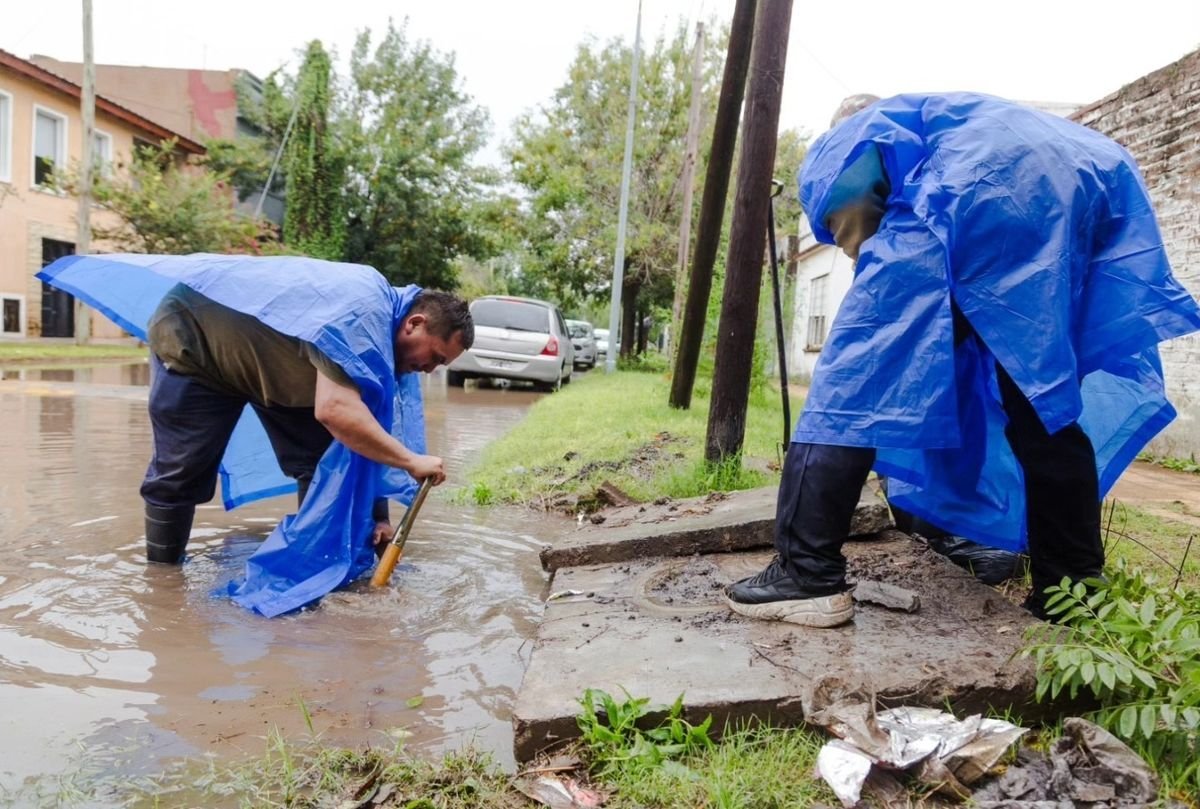 Trabajos de drenaje y limpieza en Hurlingham luego del temporal