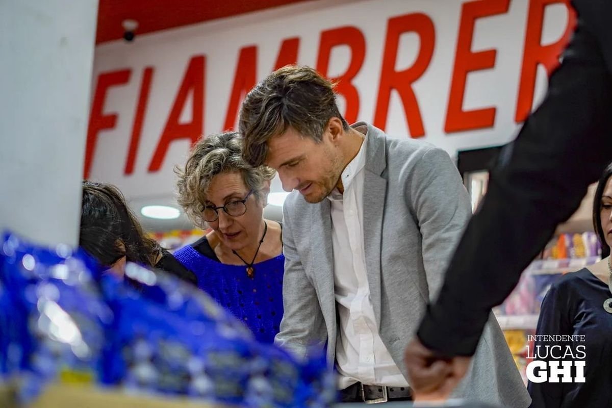 Lucas Ghi, intendente de Mor&oacute;n, en el supermercado Denisi.