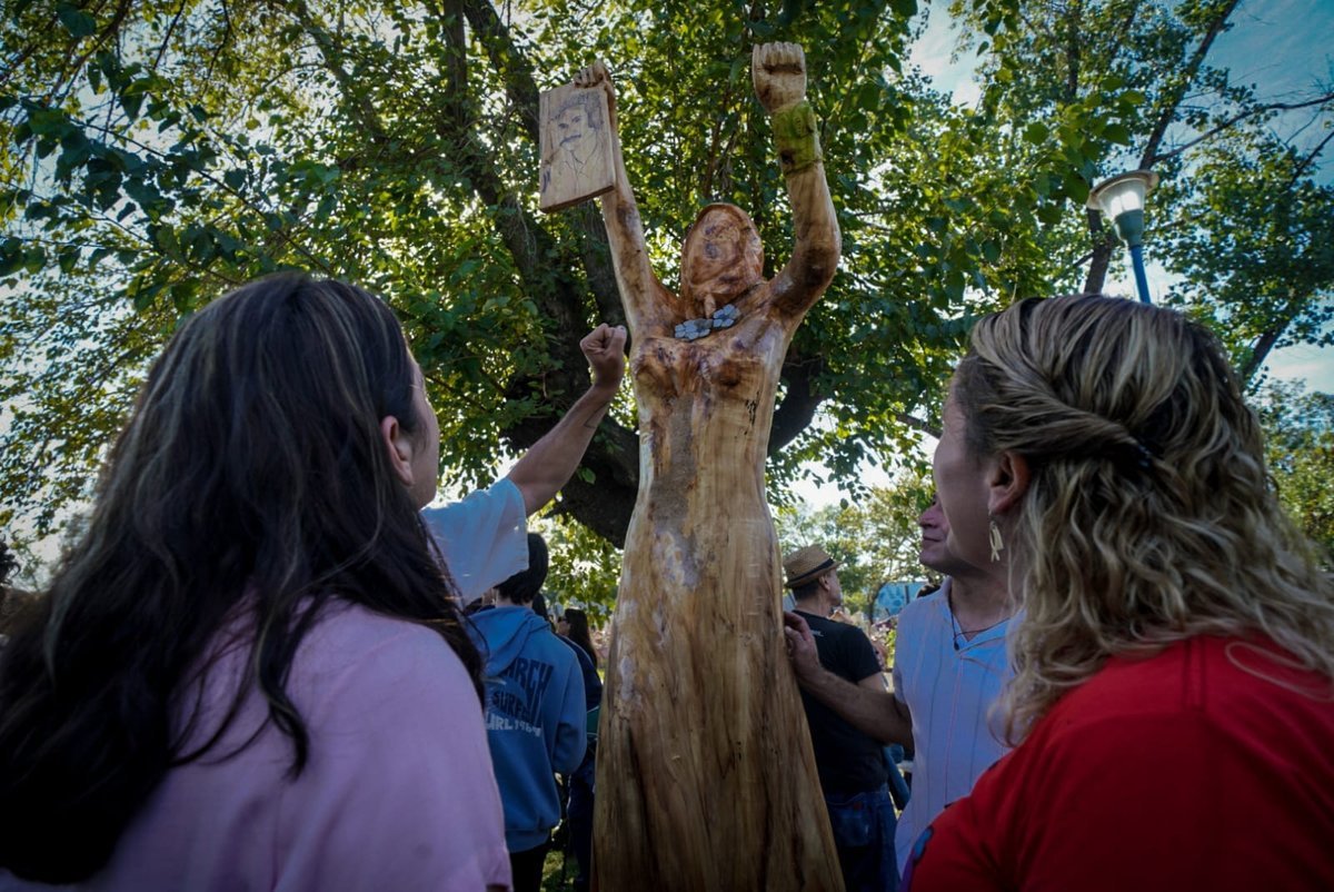 La nueva escultura del Cementerio de Moreno.