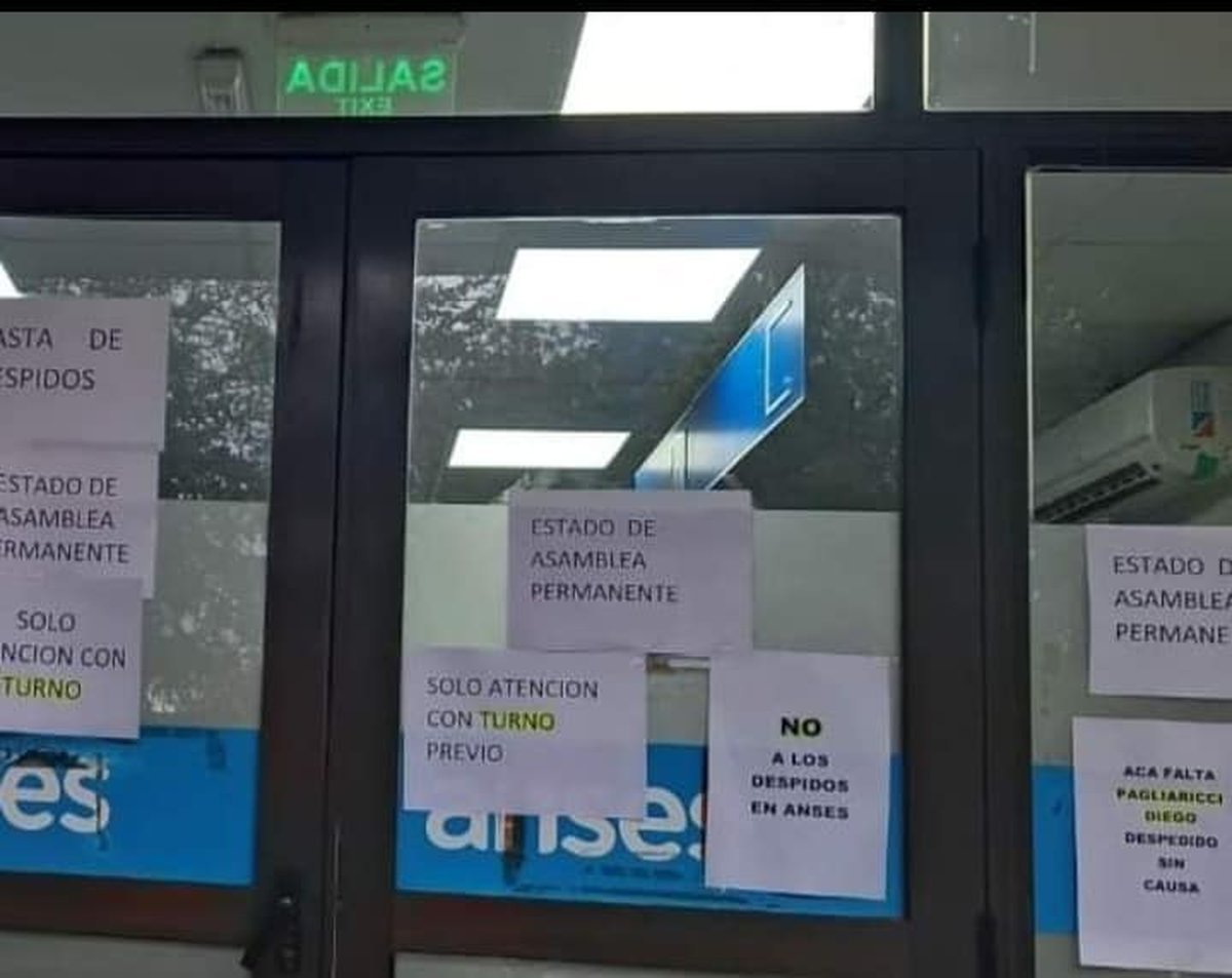 Los carteles en la puerta del ANSES de Libertad.