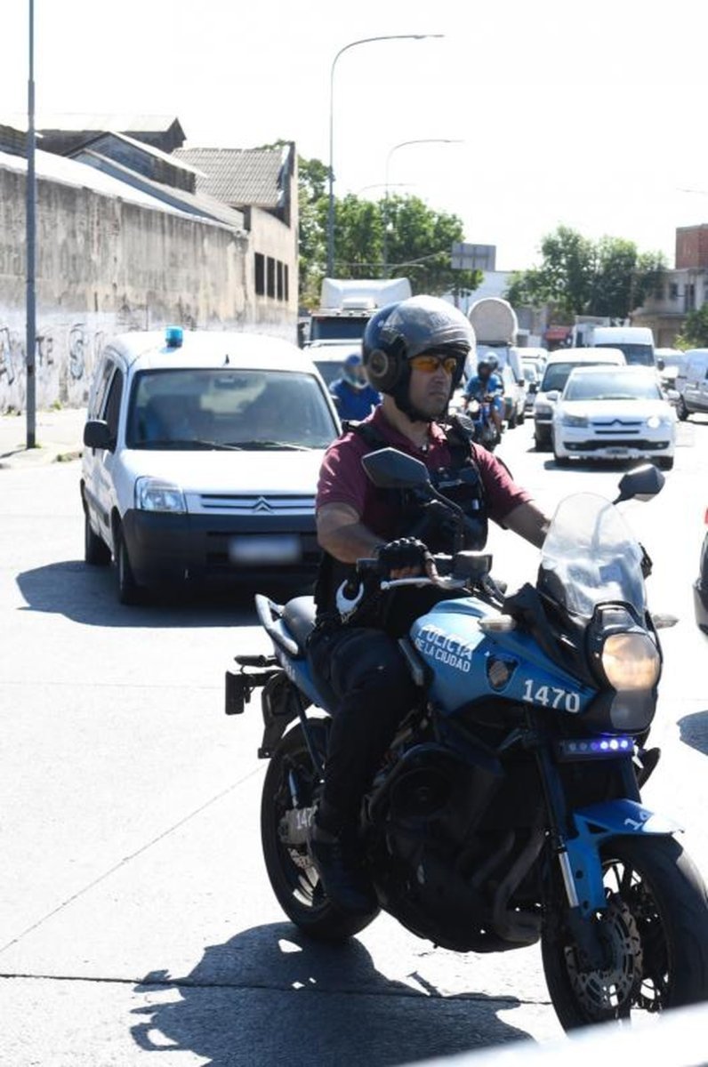 La Polic&iacute;a de la Ciudad llegando a Isidro Casanova.