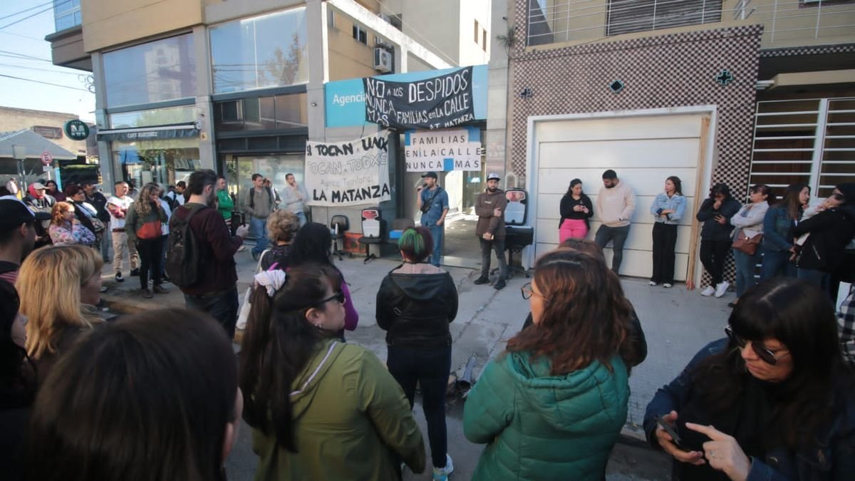 Gran abrazo en la Agencia Territorial La Matanza por la reincorporaci&oacute;n de trabajadores.