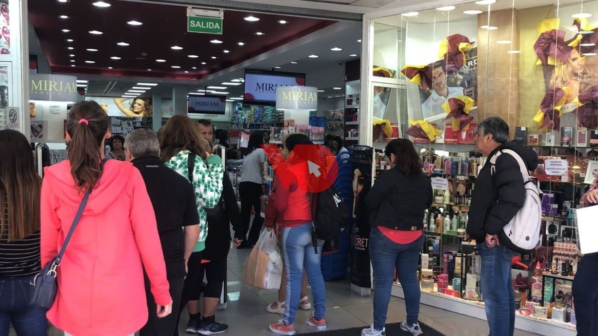 Dengue: largas filas en Mor&oacute;n para conseguir repelente