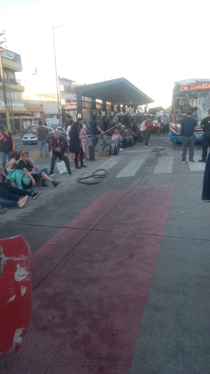 As&iacute; esperaron los pasajeros a ser atendidos en San Justo.