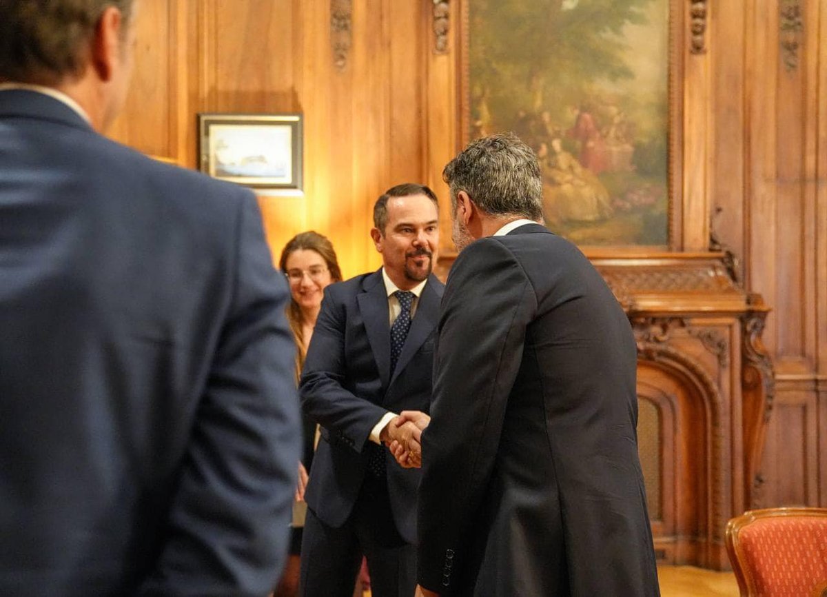 El intendente de Merlo y el embajador franc&eacute;s.