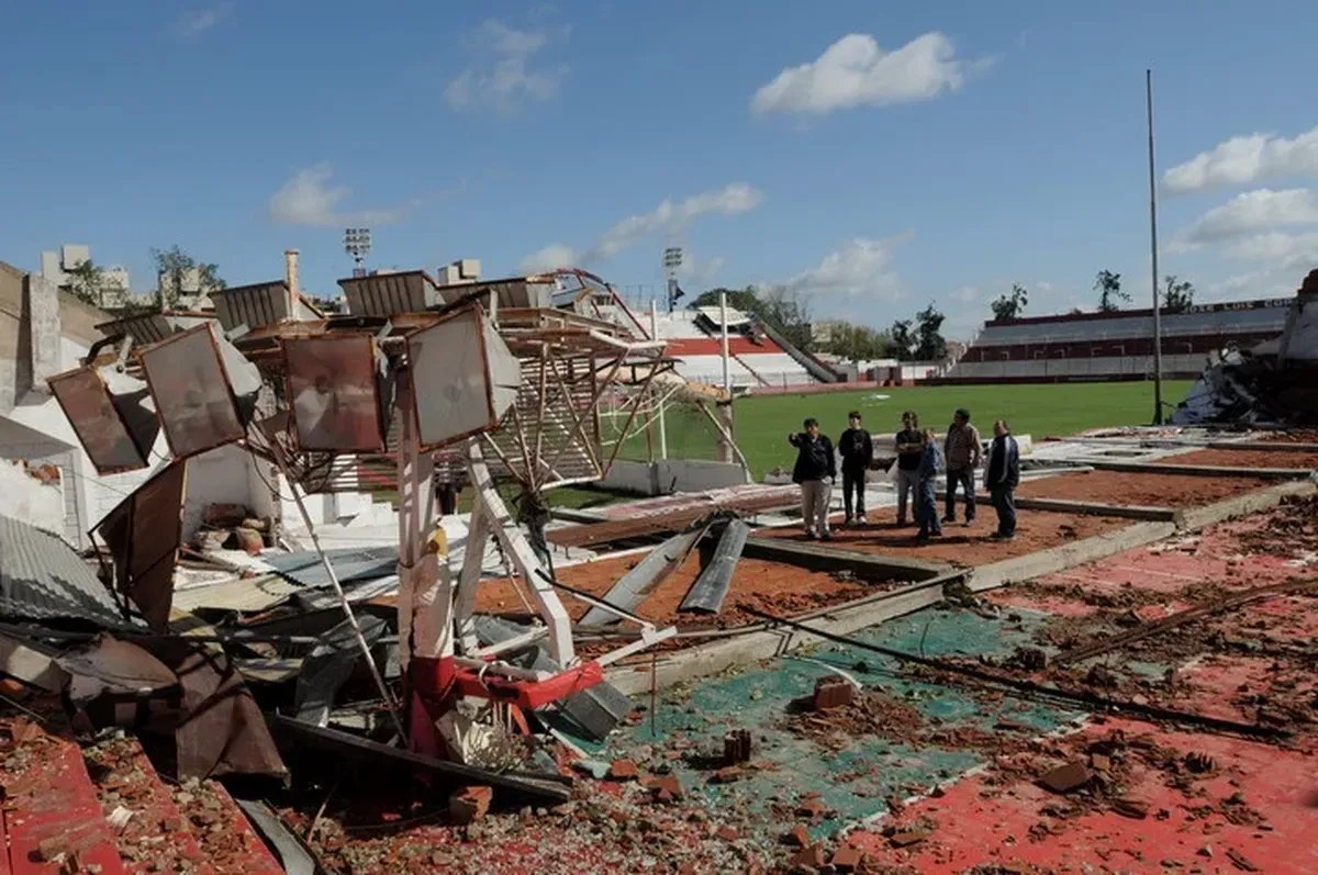 El microestadio del Deportivo Mor&oacute;n, una de las postales m&aacute;s recordadas de los tornados de 2012 en el Oeste.