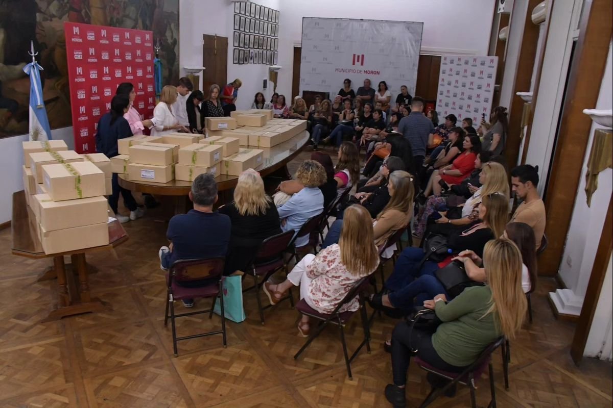 Mor&oacute;n entrego repelentes enviados por la provincia a escuelas primarias del distrito.