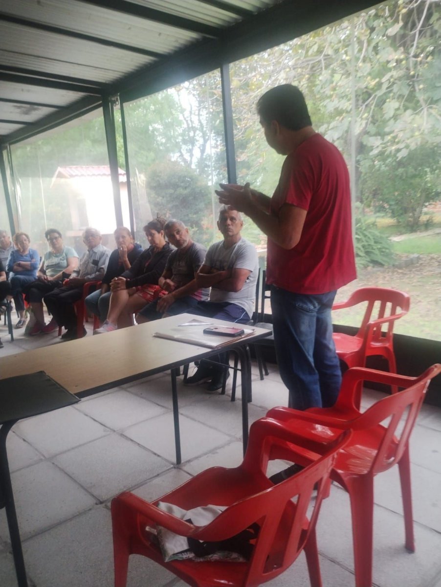 La reuni&oacute;n de vecinos y autoridades policiales en Isidro Casanova.