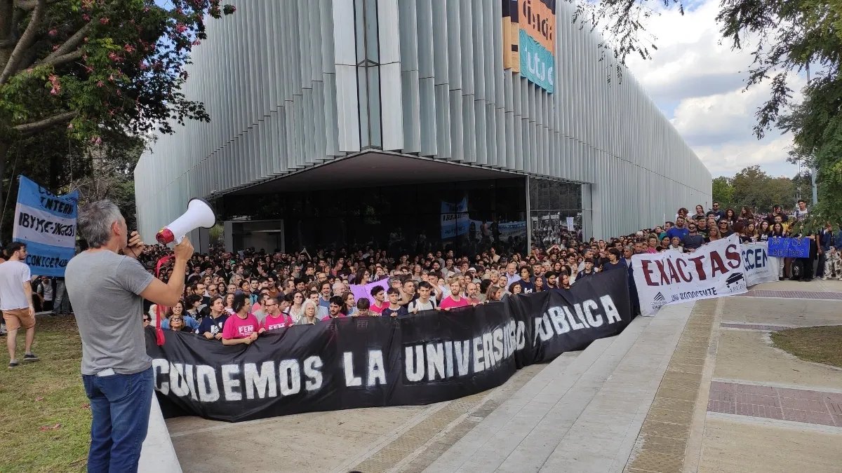 Las universidades convocan a una marcha en defensa de la educaci&oacute;n p&uacute;blica.
