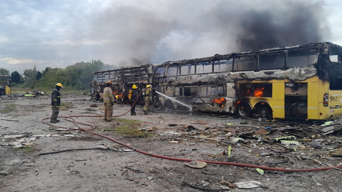 Parte de los micros incendiados en Merlo.