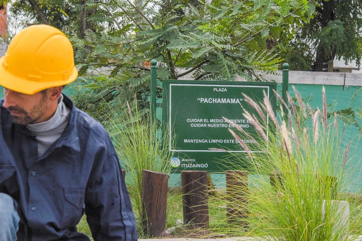 Un obrero en la Plaza Pachamama de Ituzaing&oacute;.