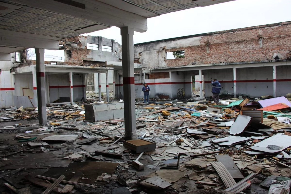 El interior de la f&aacute;brica abandonada en La Reja.