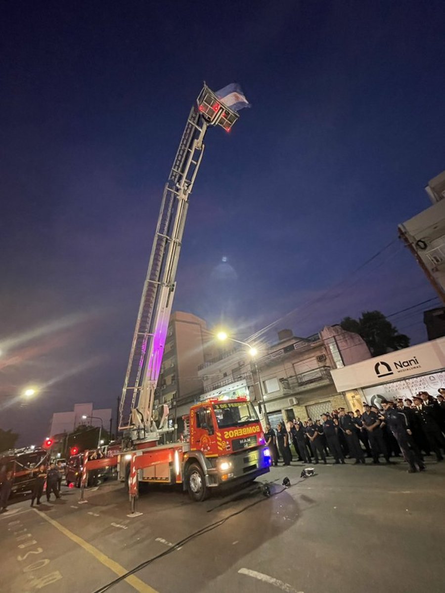 El nuevo hidroelevador de los Bomberos Voluntarios de Tres de Febrero.