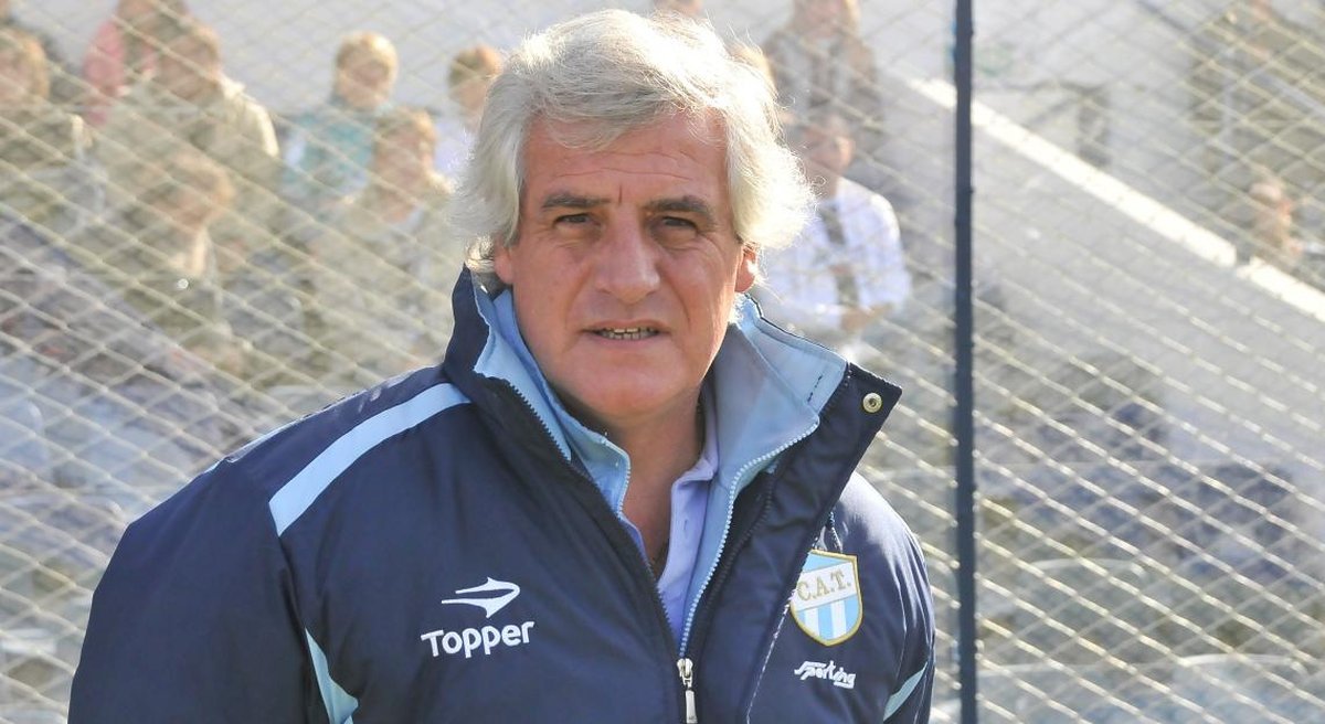 H&eacute;ctor Rivoira en el banco de Atl&eacute;tico Tucum&aacute;n, donde consigui&oacute; el ascenso a la m&aacute;xima categor&iacute;a en 2009.