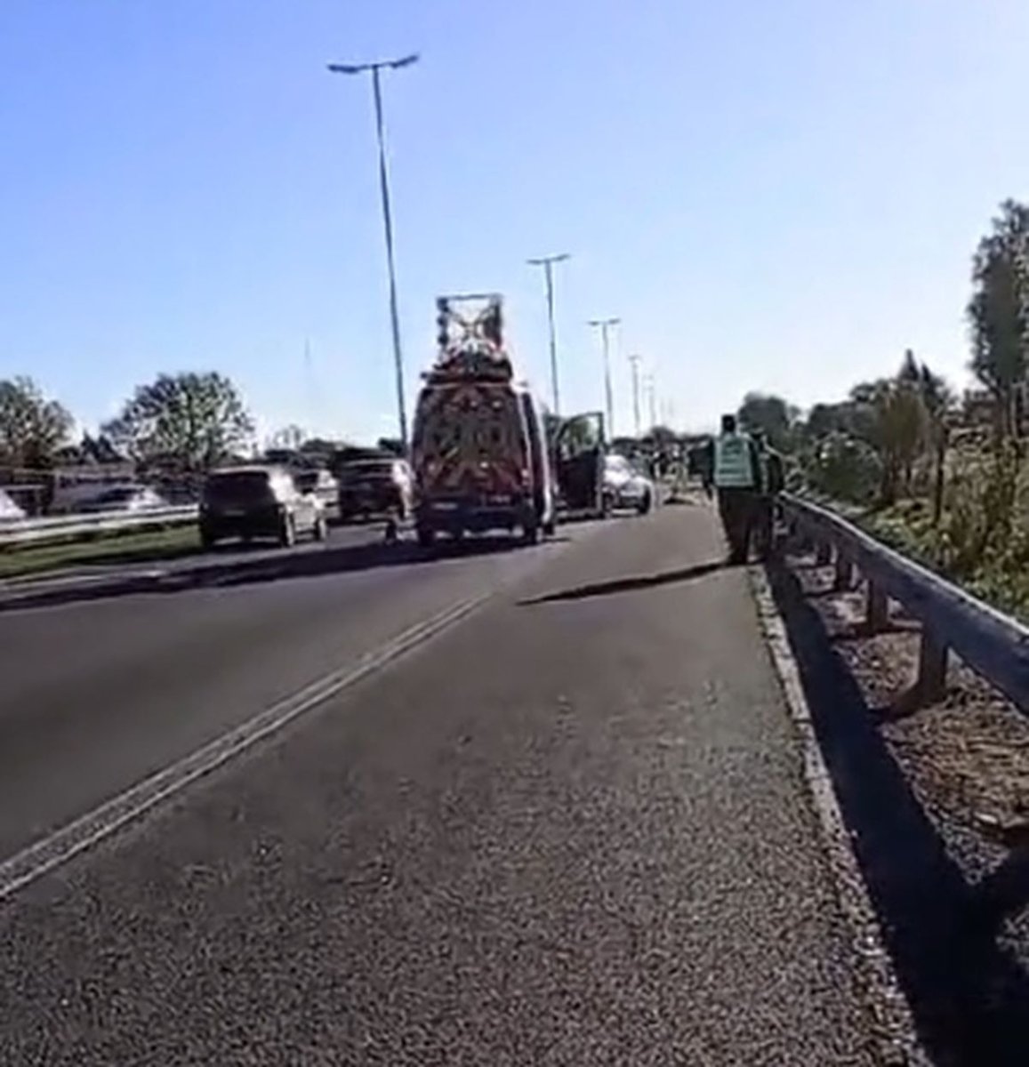 La ambulancia que atendi&oacute; a la pareja baleada en el Acceso Oeste.