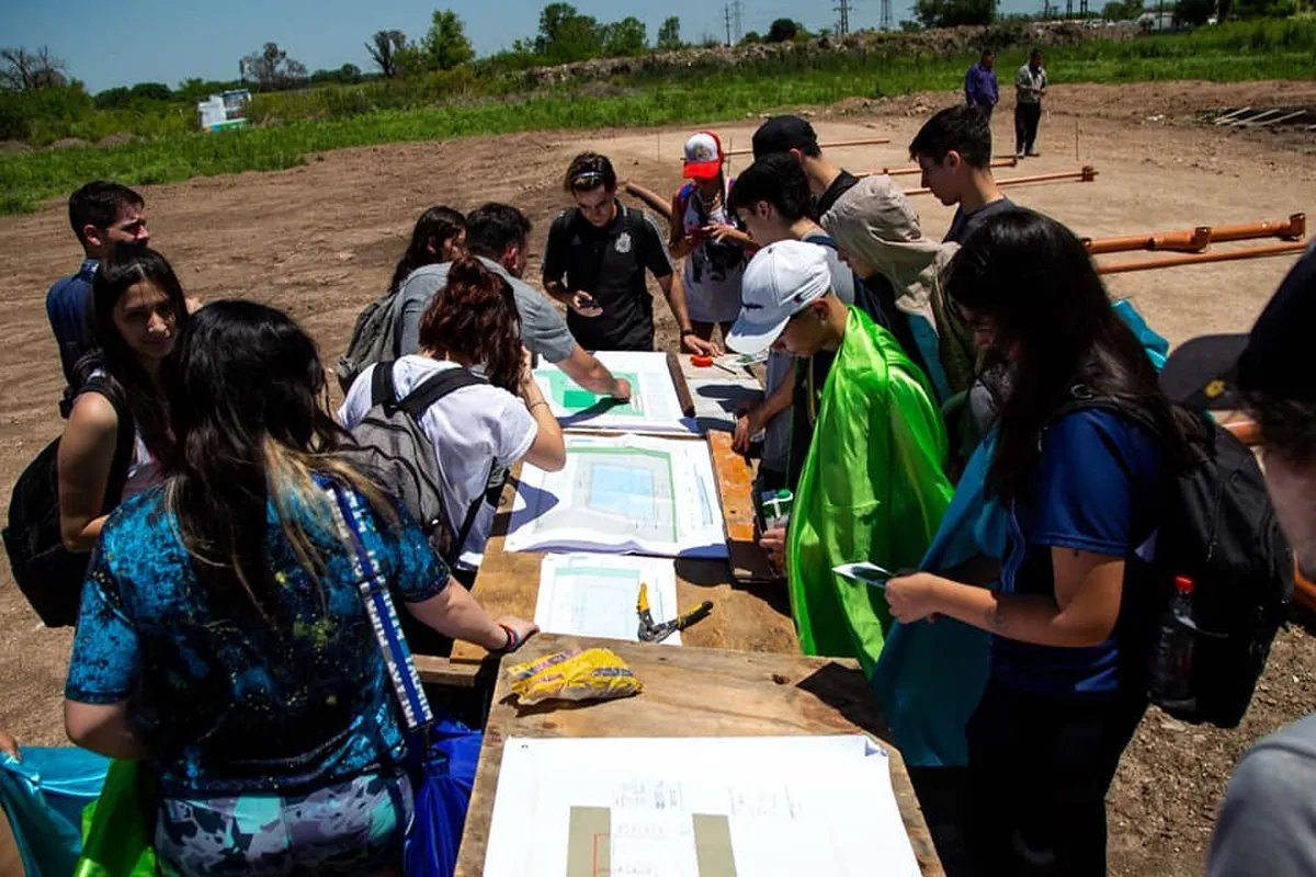 El inicio de la construcci&oacute;n del futuro polo deportivo de la UNAHUR.