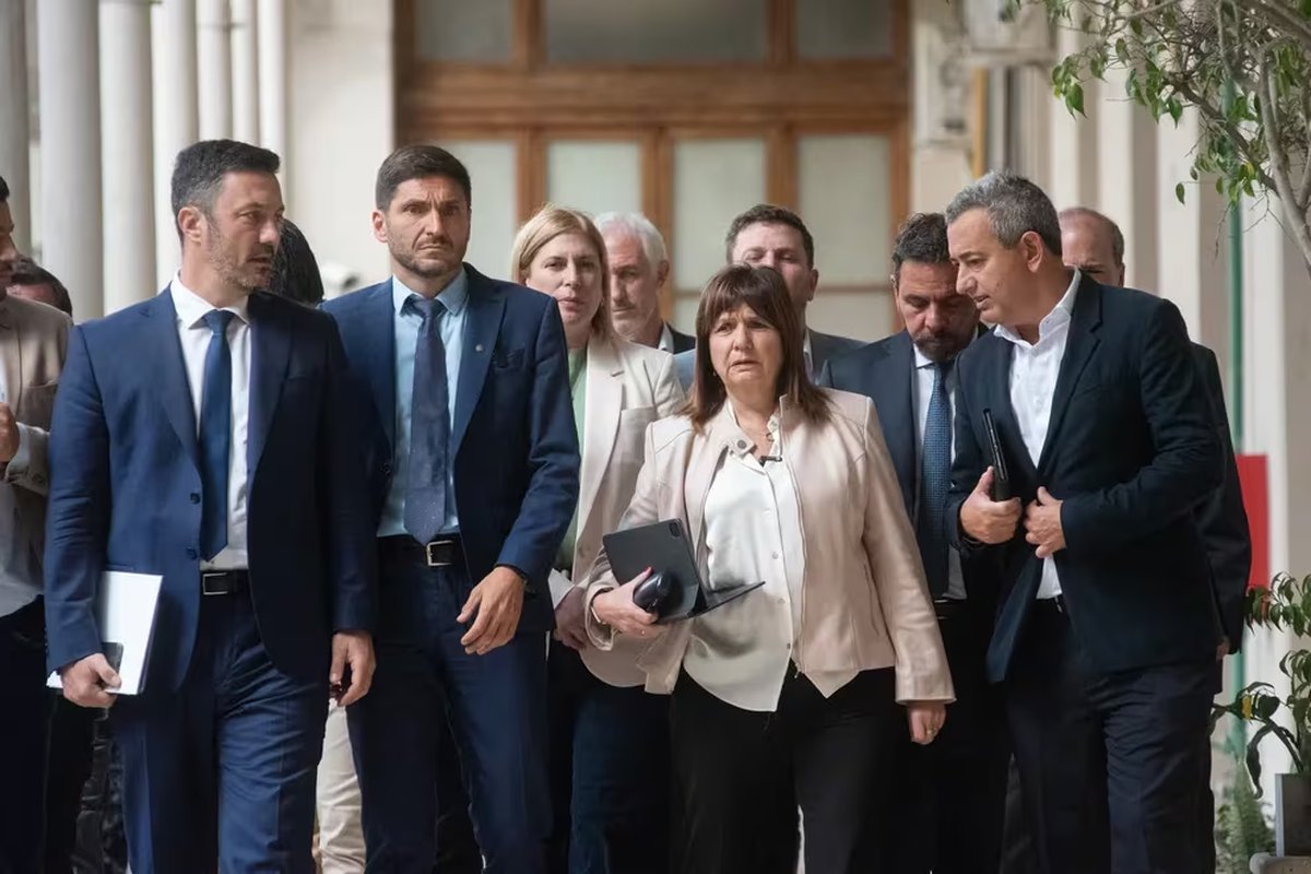 La foto del Gobierno: la ministra de Seguridad, Patricia Bullrich, en Santa Fe, junto al gobernador Maximiliano Pullaro y el ministro de Defensa, Luis Petri