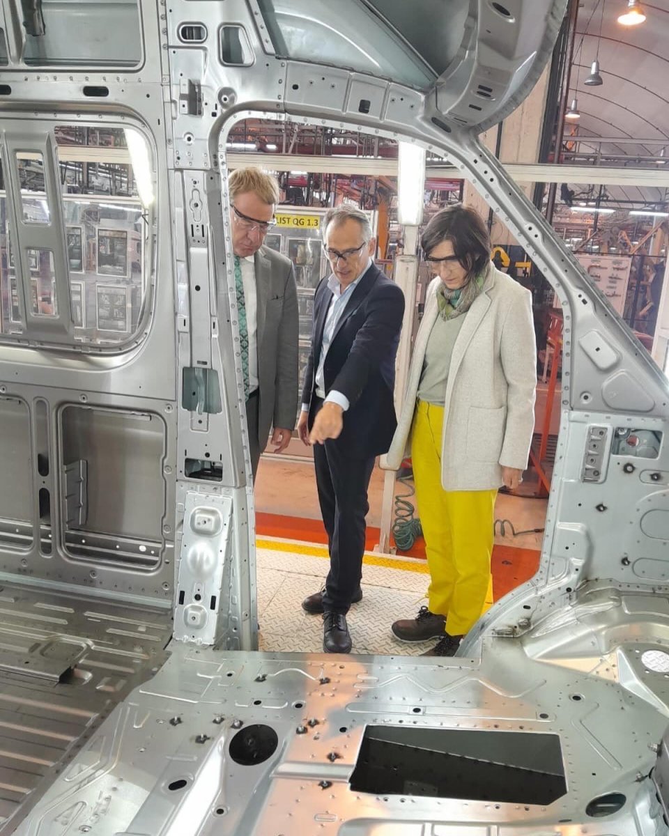 Los representantes de Alemania en la f&aacute;brica de Virrey del Pino.