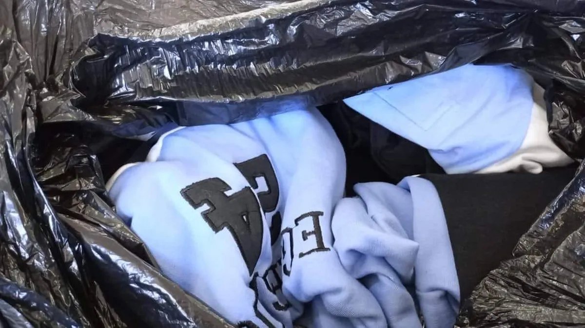 Las camperas de egresados recuperadas del choque del Tren San Mart&iacute;n.