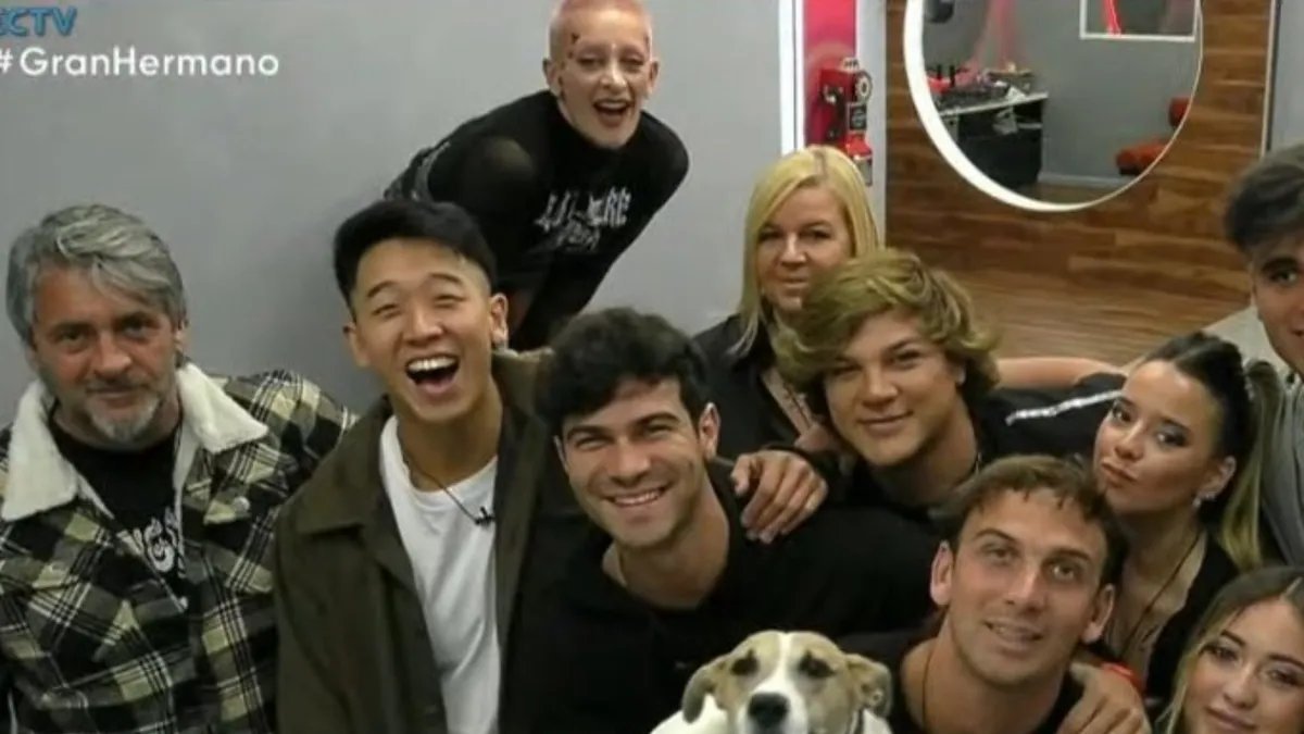 Los 9 finalistas de Gran Hermano junto a Arturo, el perro de la pol&eacute;mica 