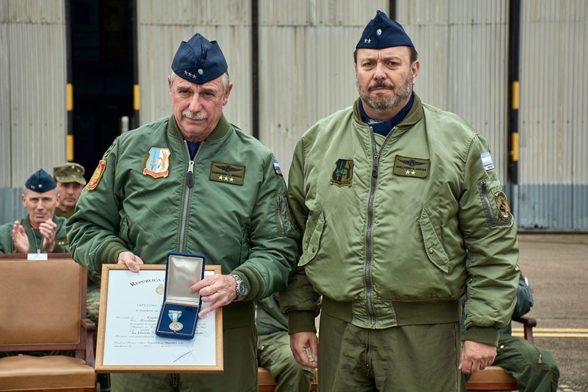 Dos de los veteranos condecorados en Cuartel V.