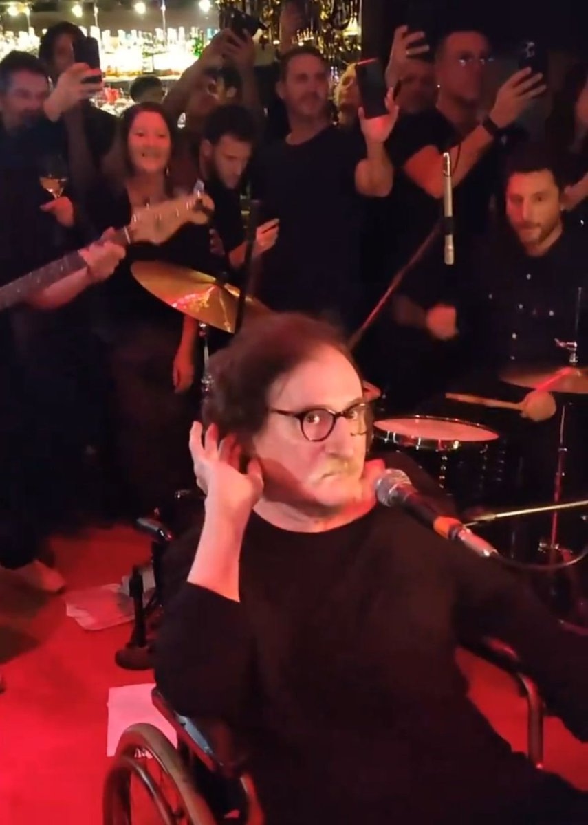 Redes: Charly Garc&iacute;a volvi&oacute; a tocar en p&uacute;blico en un hotel de Buenos Aires.