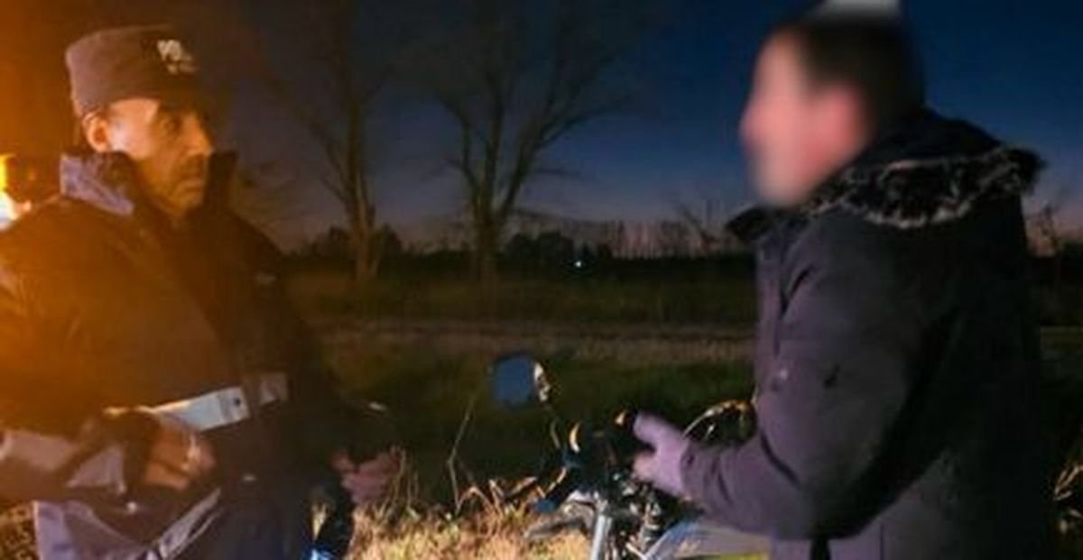 Uno de los motociclistas controlados en Mariano Acosta.