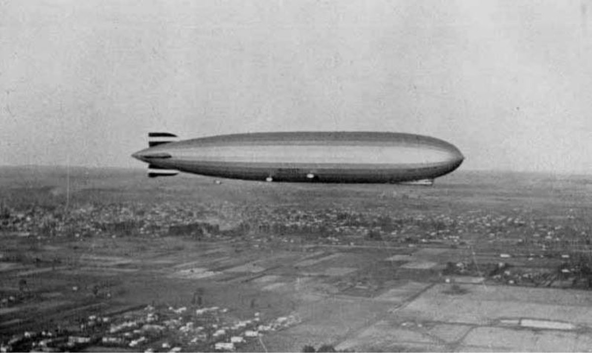 El Graf Zeppelin pasando por el Oeste antes de aterrizar en Campo de Mayo.