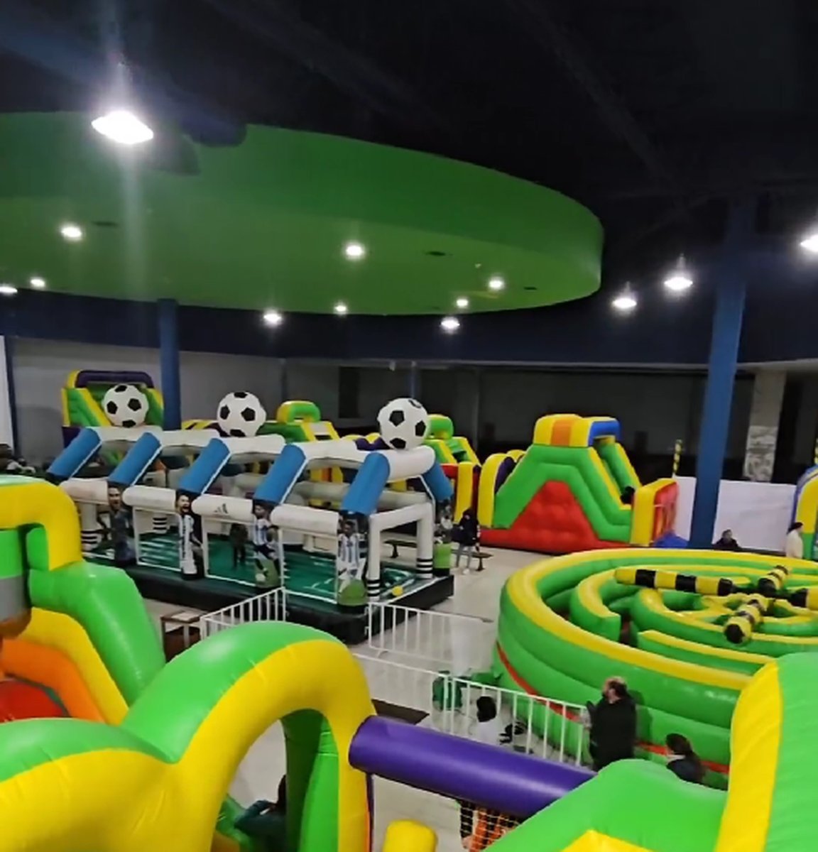 Abrieron un parque inflable en Haedo: cancha de f&uacute;tbol, reloj loco, laberinto y m&aacute;s.