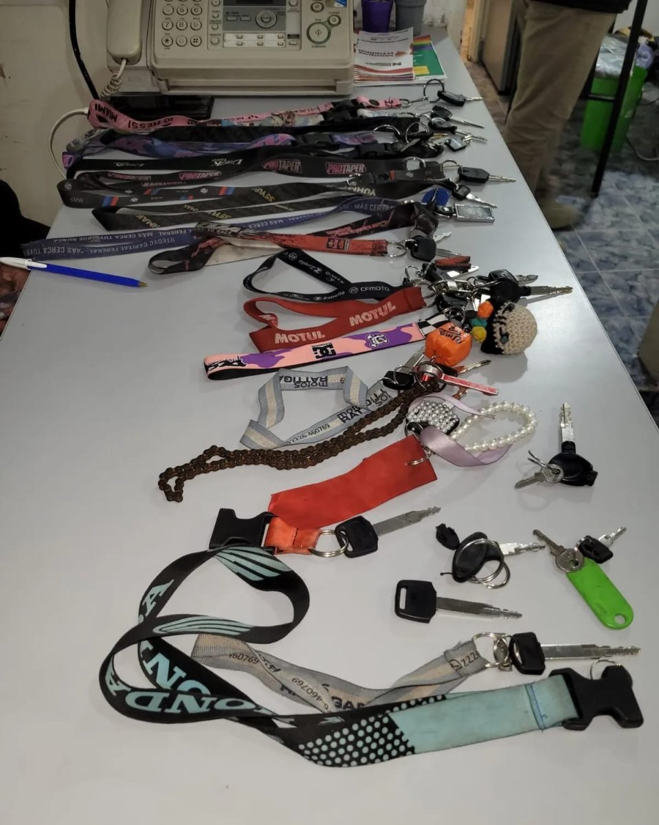 Las llaves de las motos secuestradas en Virrey del Pino.