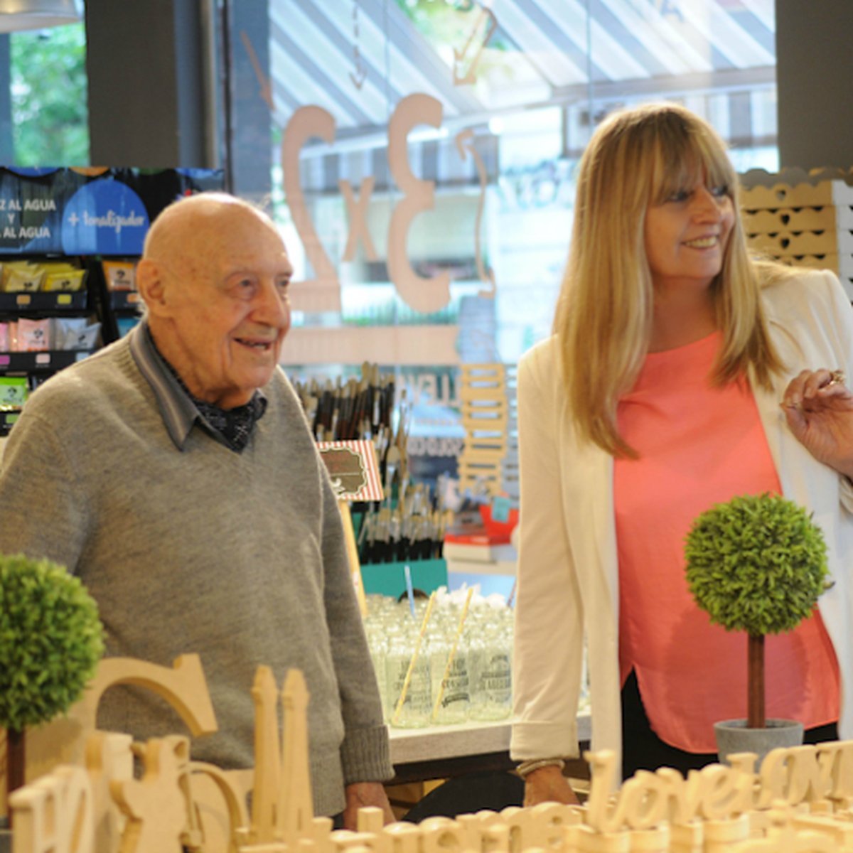 Art&iacute;stica Aguilar, comercio hist&oacute;rico de Ramos Mej&iacute;a.