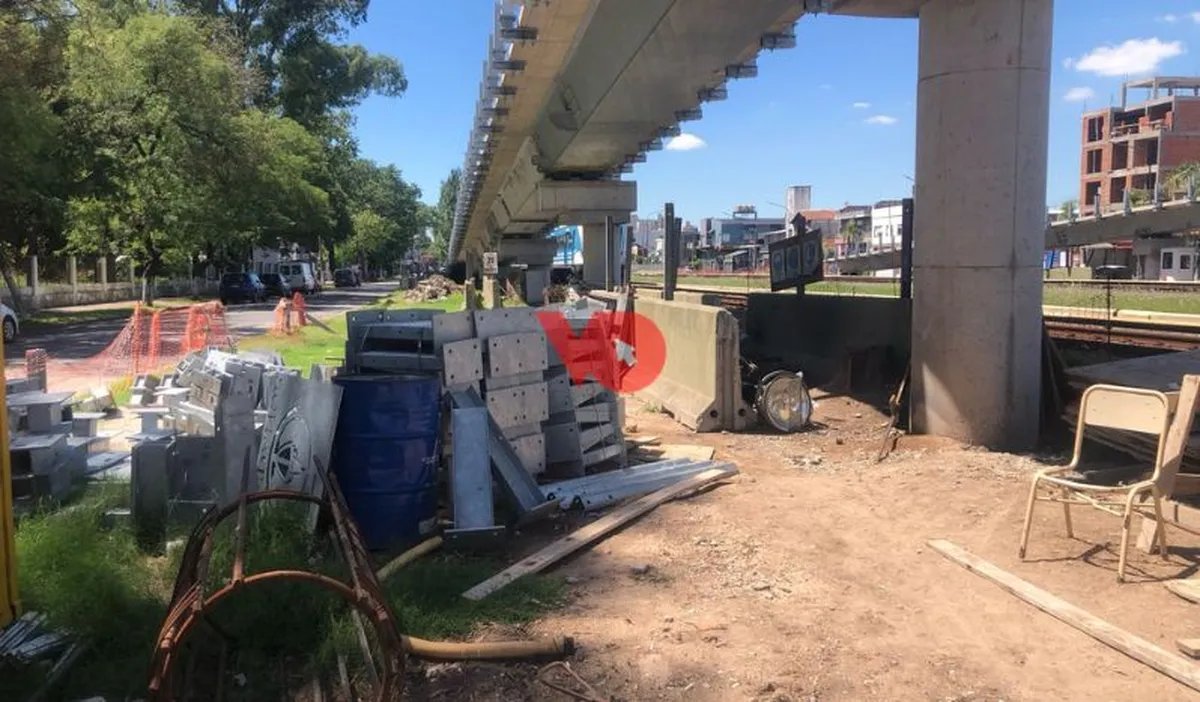 Los materiales acomodados al costado de uno de los puentes inconclusos de Haedo.