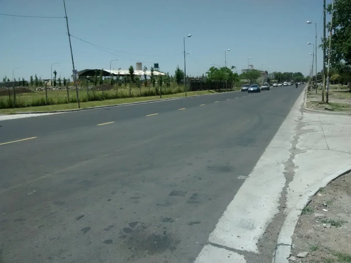 Una esquina de la Ruta 1.003 en Merlo.