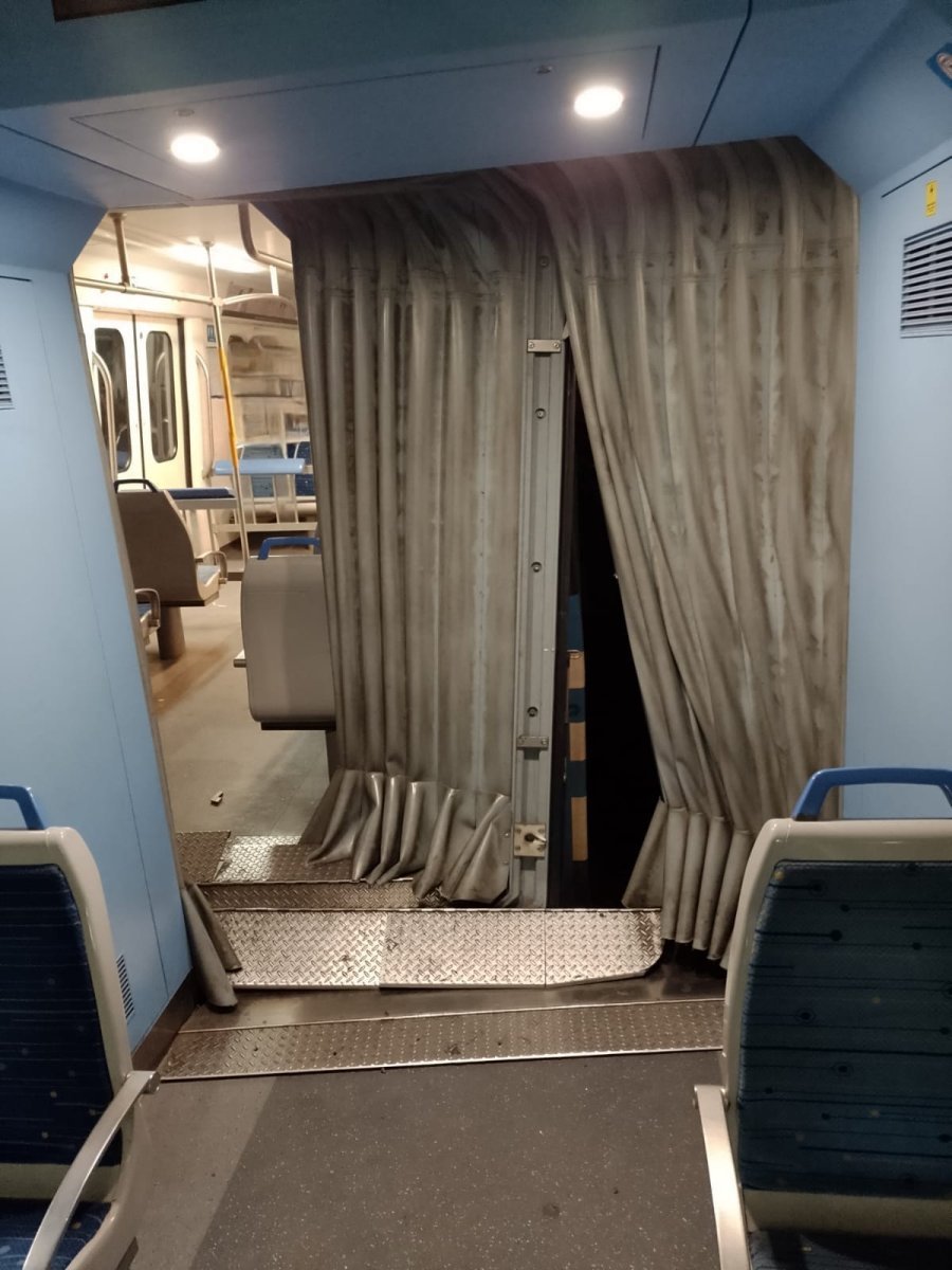 La uni&oacute;n de coches del Tren Sarmiento rota en el dep&oacute;sito de Castelar.