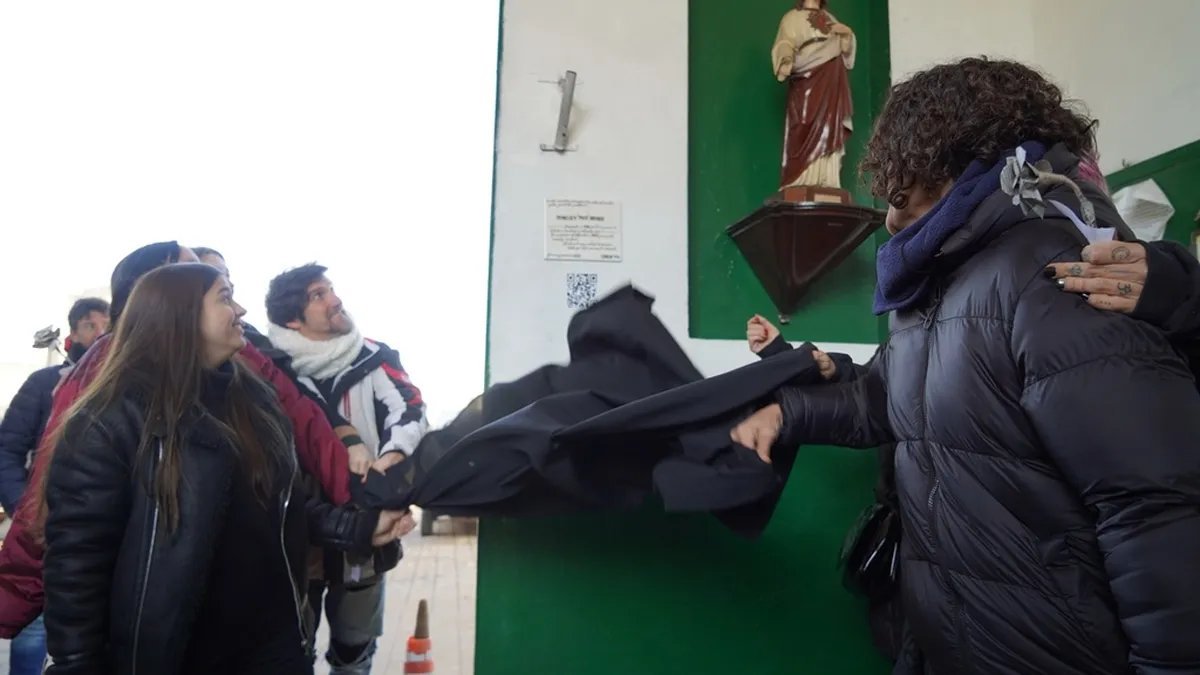 La placa sobre Paco Urondo en el cementerio de Libertad.