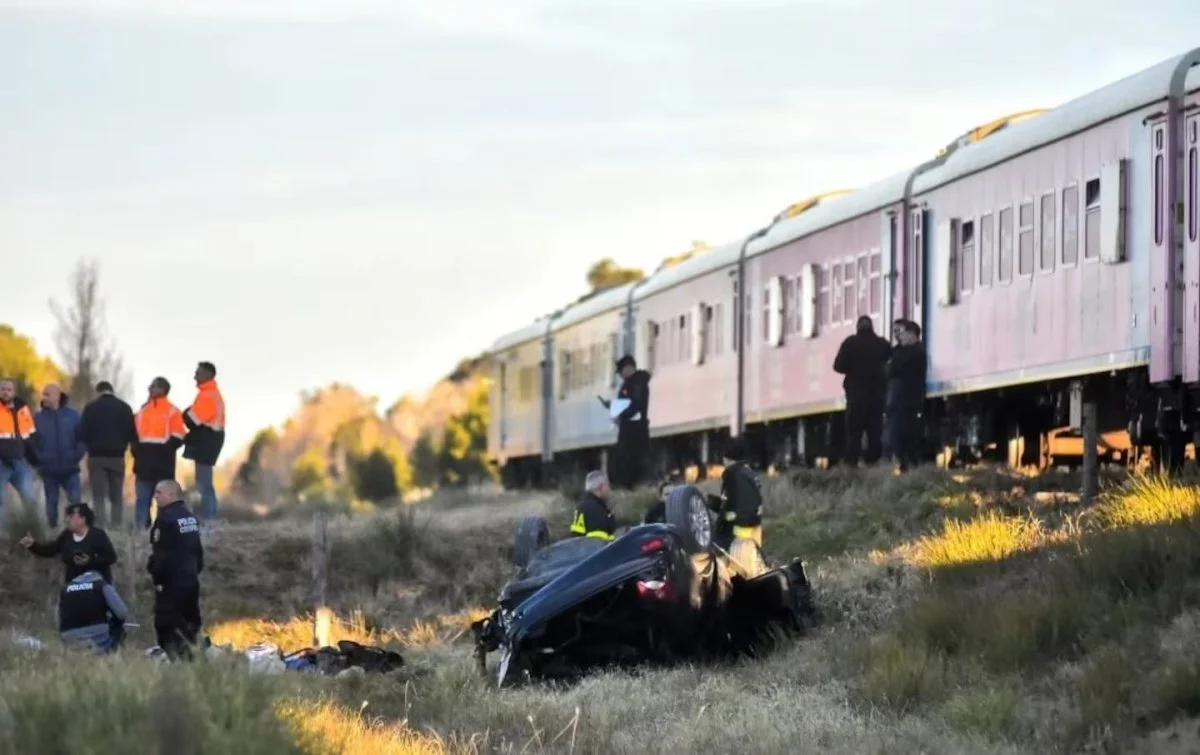 Tragedia: un tren arrolló un auto en un paso a nivel y murió una nena ...