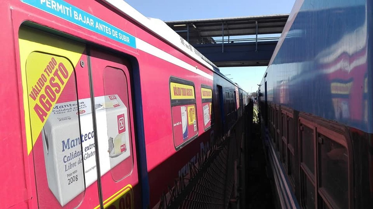 Dos formaciones del Tren Sarmiento en la estaci&oacute;n de Merlo.